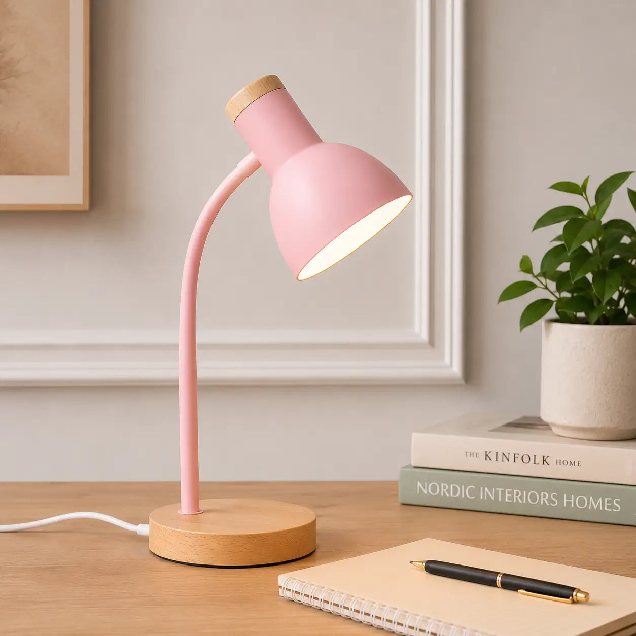 NordLume™ Schreibtischlampe – Verstellbare Tischlampe mit Holzfuß