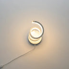 Spiral LED Tischlampe – Moderne USB-Schreibtischlampe mit Dimmfunktion